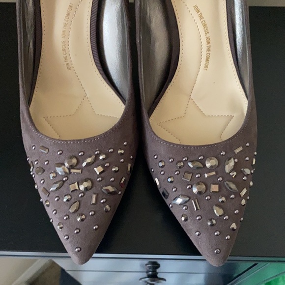 Gray NEVER WORN Heels get u business meeting ready - Picture 4 of 7